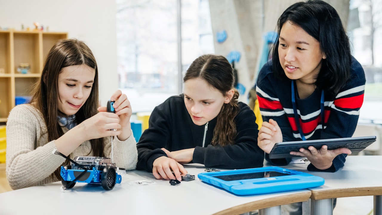 The Evolution of Digital Learning: A New Era in Education The Evolution of Digital Learning: A New Era in Education